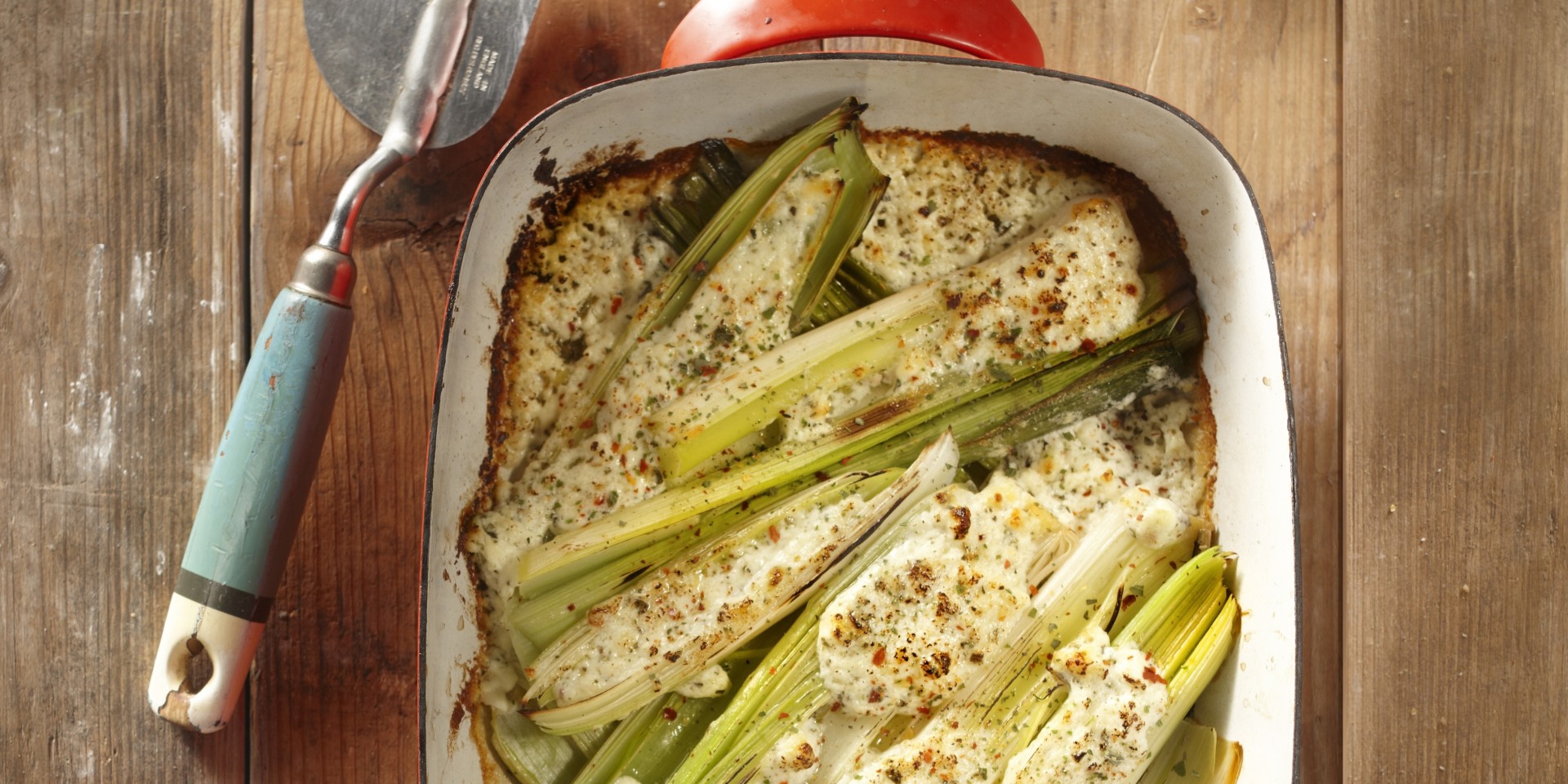Gegratineerde prei met feta-knoflookroom