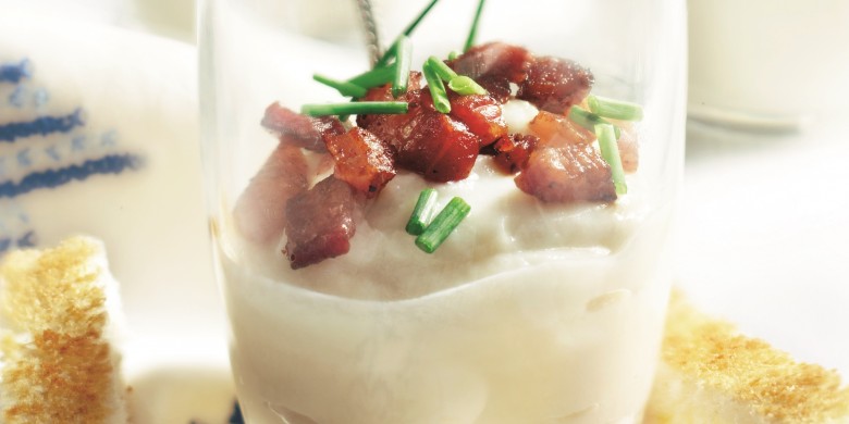 Amuse van bloemkoolroom met spekjes