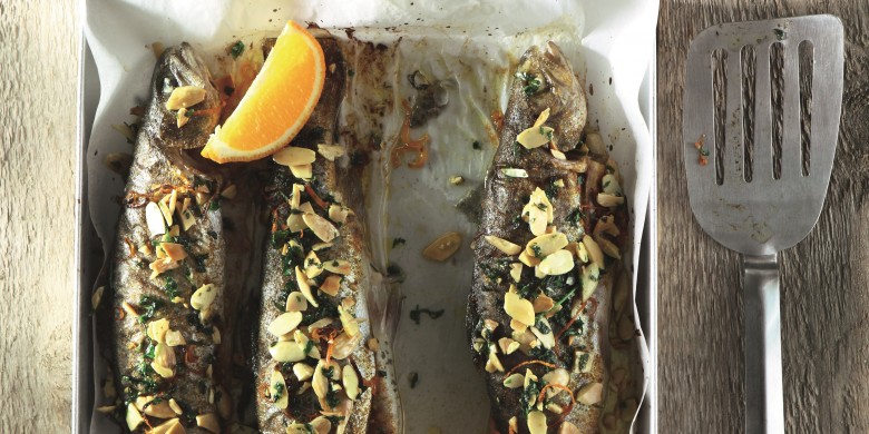 Hele forel uit de oven met Marokkaanse kruiden