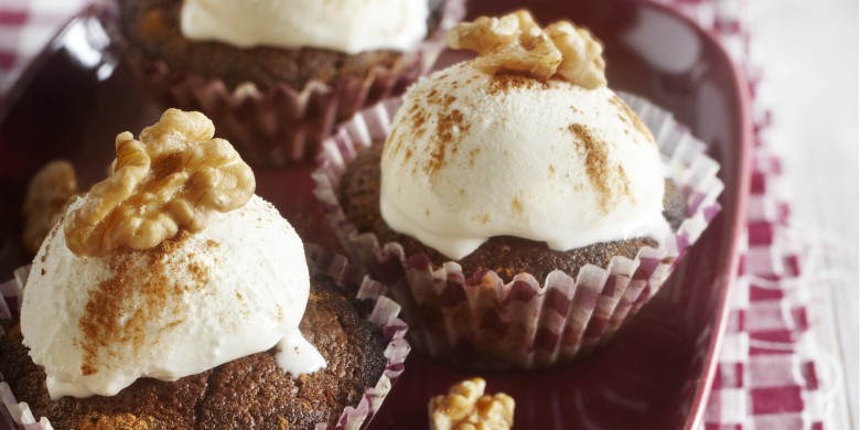 Chocoladecupcake met nootjes en roomijs