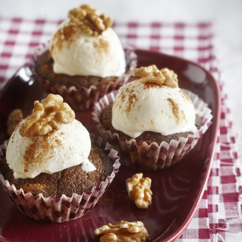 Chocoladecupcake met nootjes en roomijs
