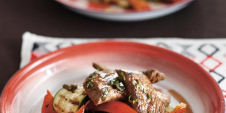 Churrasco met chimichurri en gegrilde groenten