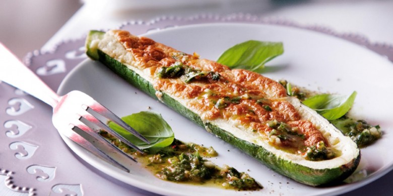 Gevulde courgette met blauwe-kaassoufflé en grove pestosaus