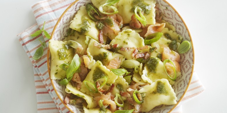 Ravioli met spekjes, zalm en basilicumolie