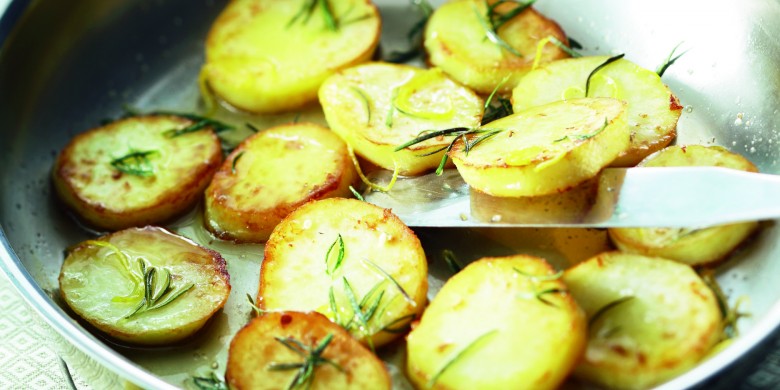 Dikke aardappelschijven met boter en citroen