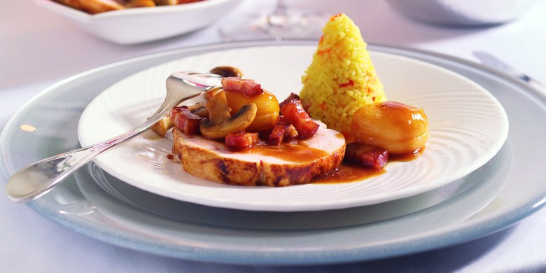 Kalkoenrollade met spekjes, champignons, abrikozen en witte kool