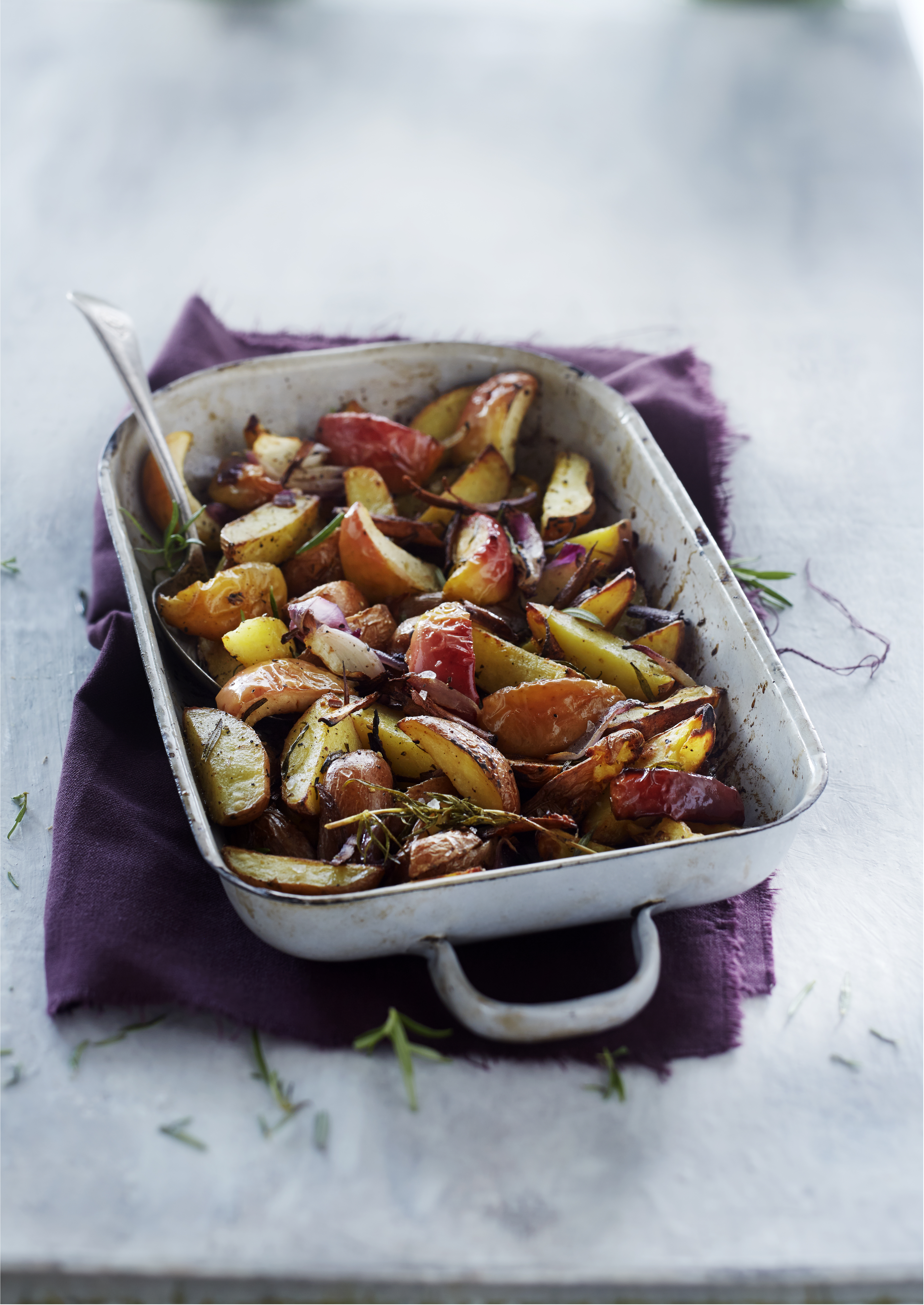 Geroosterde aardappel en appel met rozemarijn en kaneel