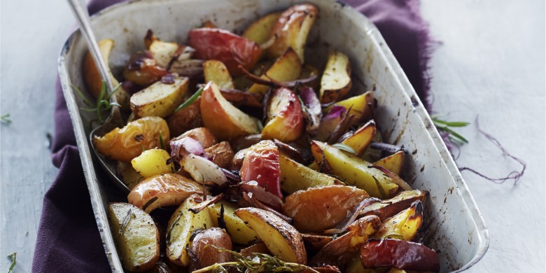 Geroosterde aardappel en appel met rozemarijn en kaneel