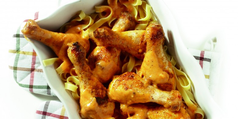 Drumsticks in pesto-roomsaus met pasta
