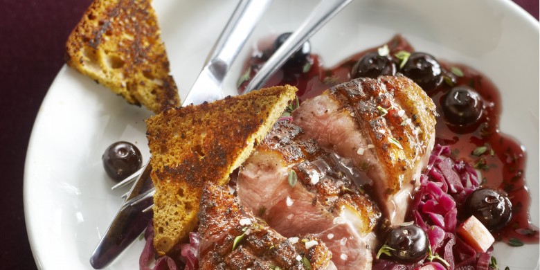 Eendenborst met blauwe bessen en kruidkoek