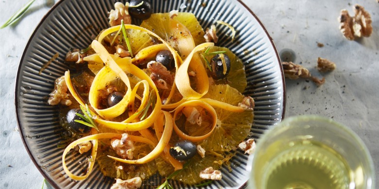 Wortelsalade met sinaasappel en olijven