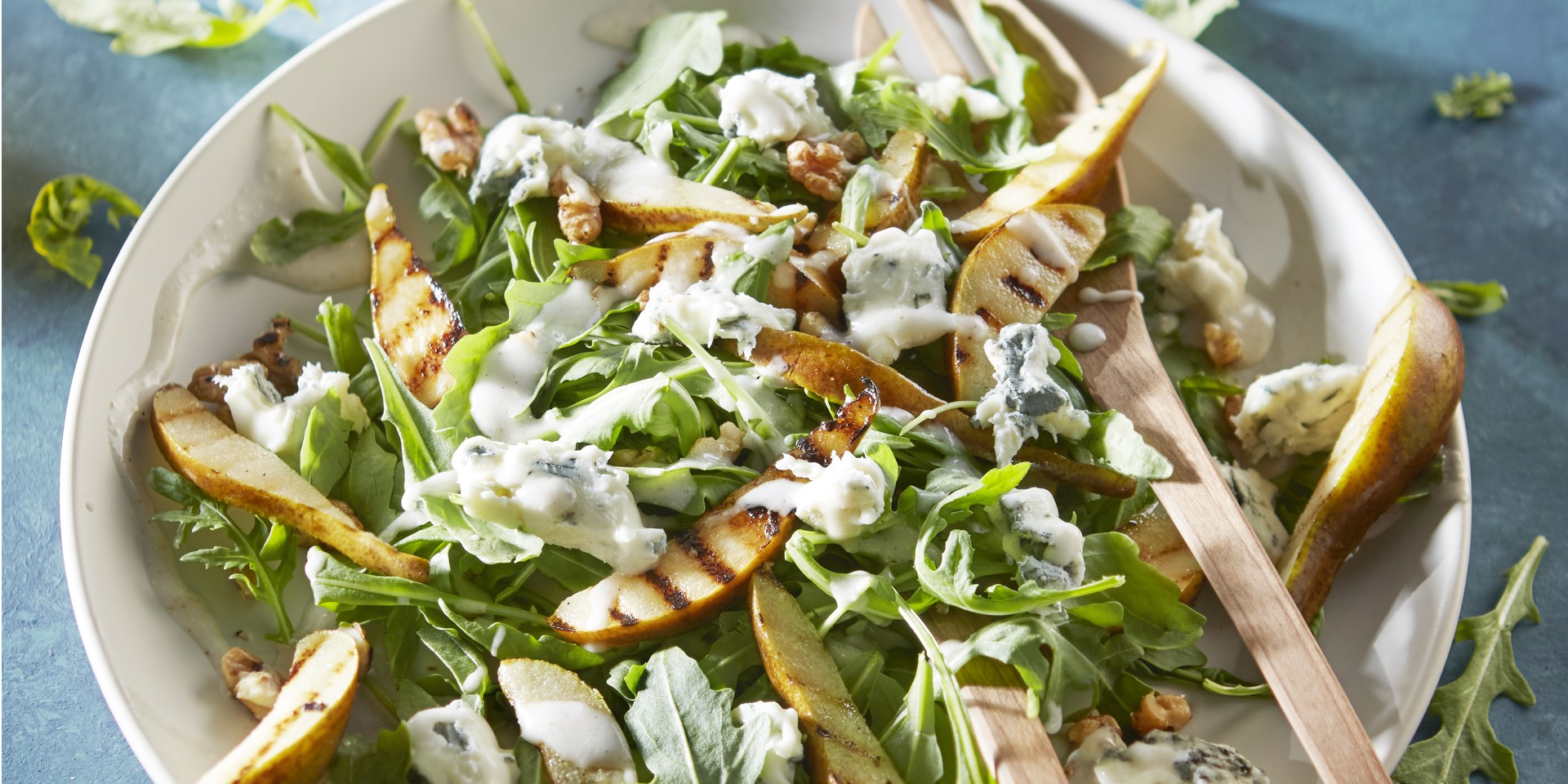 Salade met gegrilde peer, blauwe kaas en walnotendressing