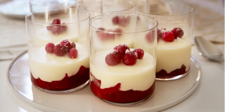 Witte chocolademousse met cranberry en peer