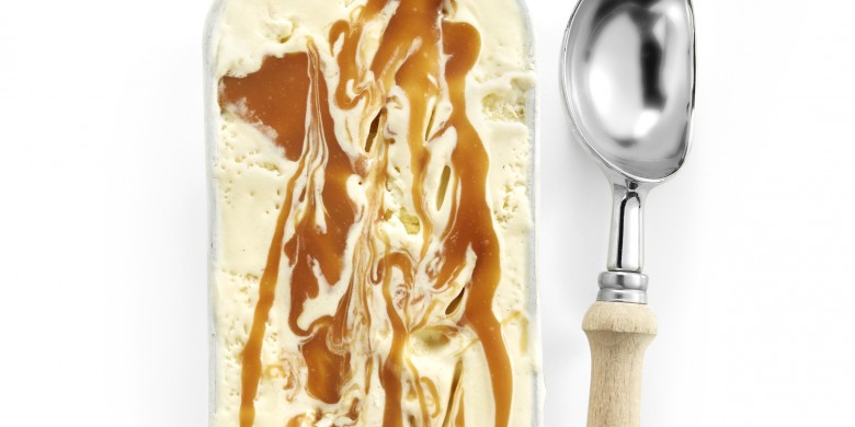 Kaneelijs met banaan en karamel