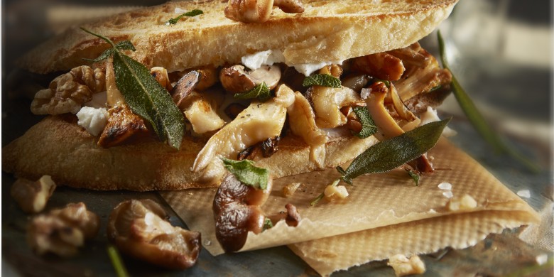 Toast met gebakken paddenstoelen, geitenkaas en walnoten