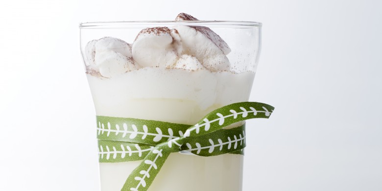 Witte chocolademelk met anijs en marshmallows