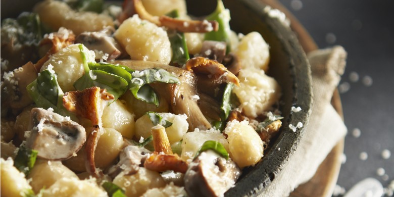 Gnocchi met gebakken paddenstoelen en basilicum