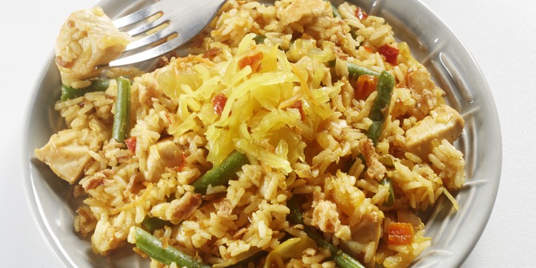 Nasi tjampoer met kip en boontjes