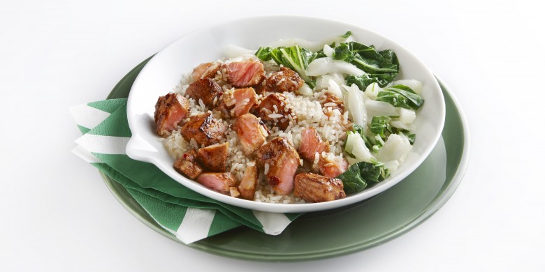 Rijstschotel met pikante zalm en paksoi