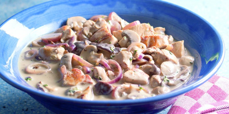 Kip met rode ui en champignons