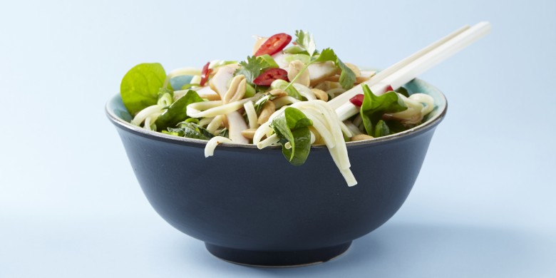 Salade van bami, kruiden en gerookte kip