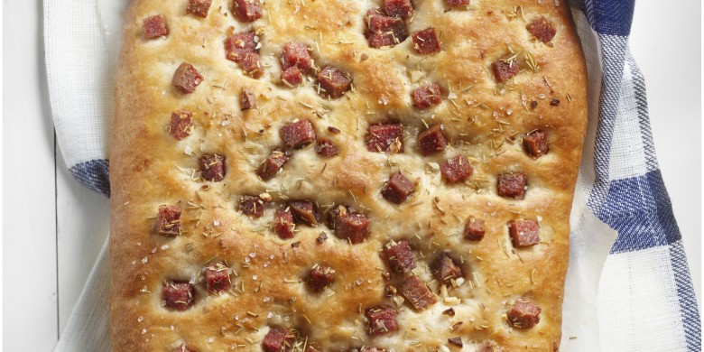 Focaccia met salami en rozemarijn