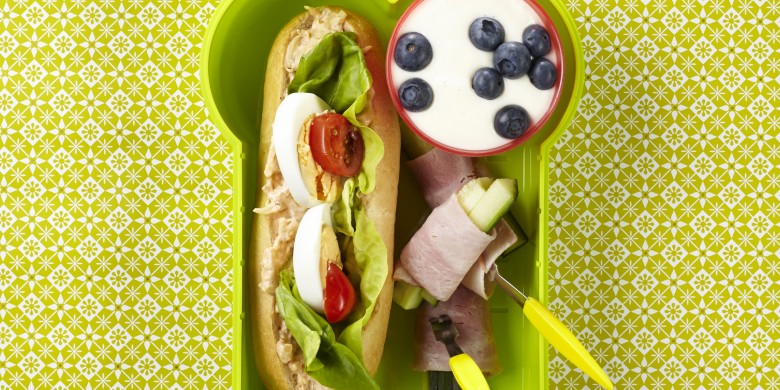 Stokje gezond (met komkommer-hamstaafjes en fruitkwark)