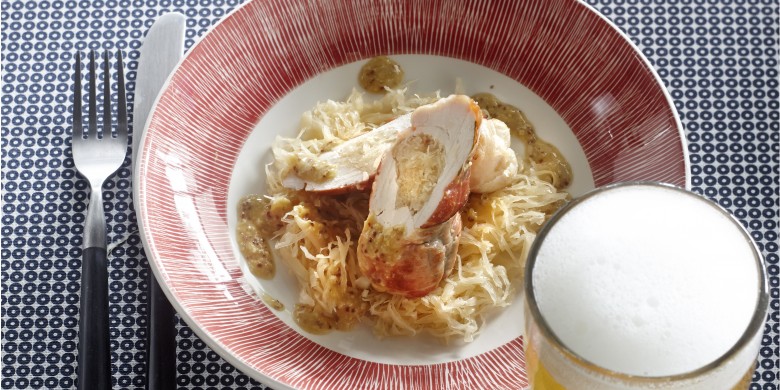 Met zuurkool gevulde kip met bierjus