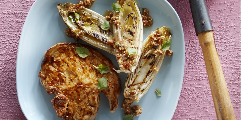 Gegrilde witlof met notenpesto