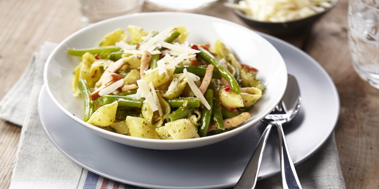 Schelpjespasta met kip, pesto en boontjes