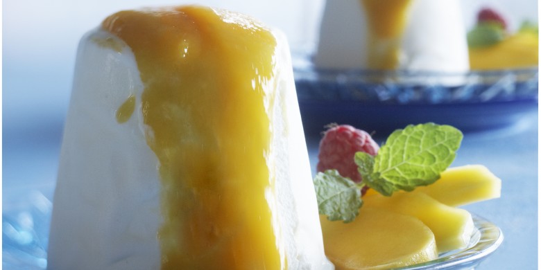 Halfbevroren room met frisse fruitsaus
