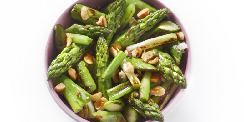 Groene aspergesalade met bosui en hazelnoten