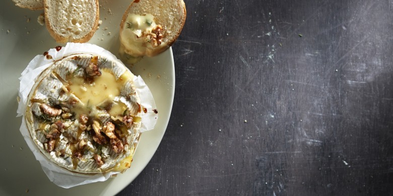 Camembertfondue met walnoten en honing