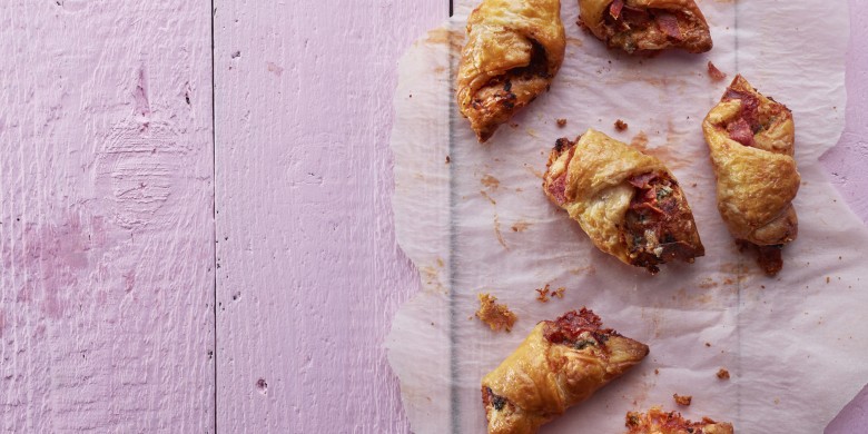 Salamicroissants met gorgonzola