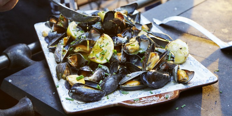 Mosselen van de barbecue met kruidenboter