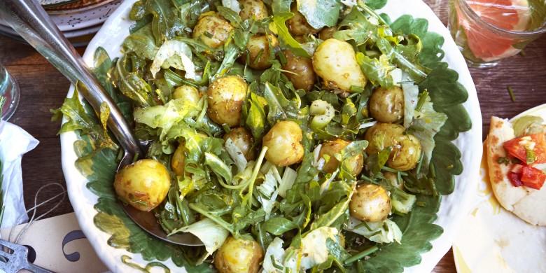 Aardappelsalade met bleekselderij, kappertjes en sinaasappeldressing