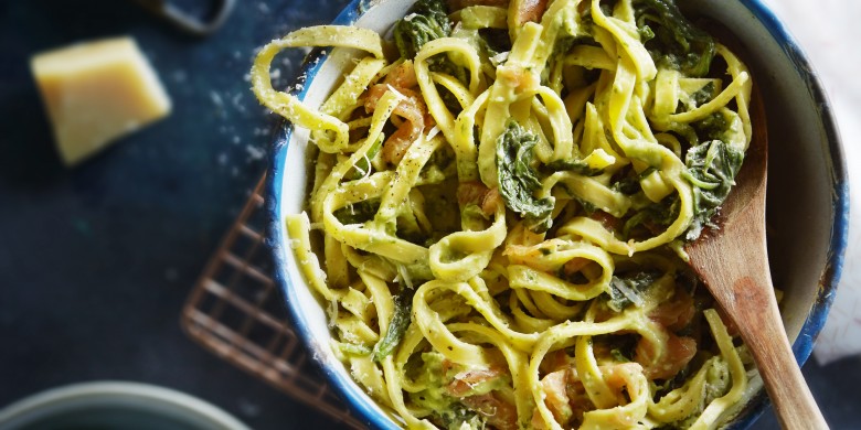 Tagliatelle met avocadosaus en gerookte zalm