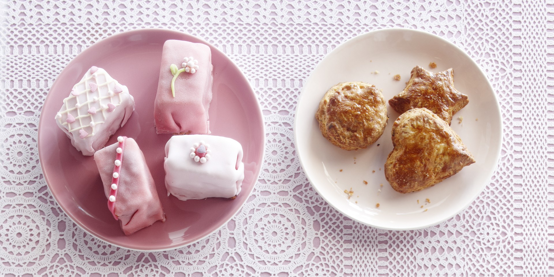 Marsepeingebakjes met frambozenroom