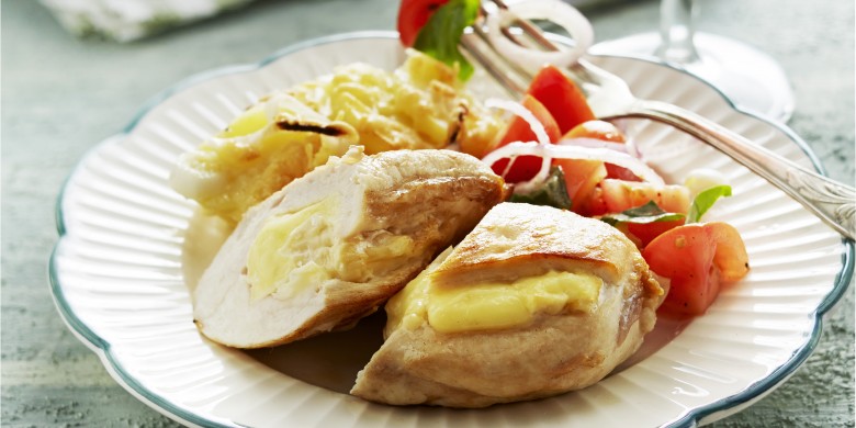 Kipfiletpakketjes met camembert en aardappelgratin