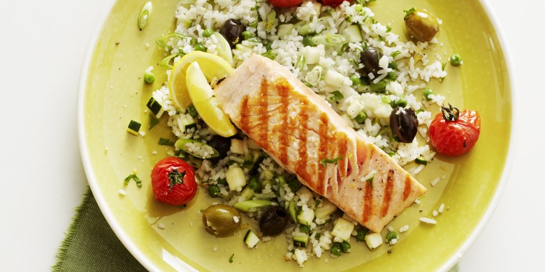 Lauwwarme rijstsalade met gegrilde zalm