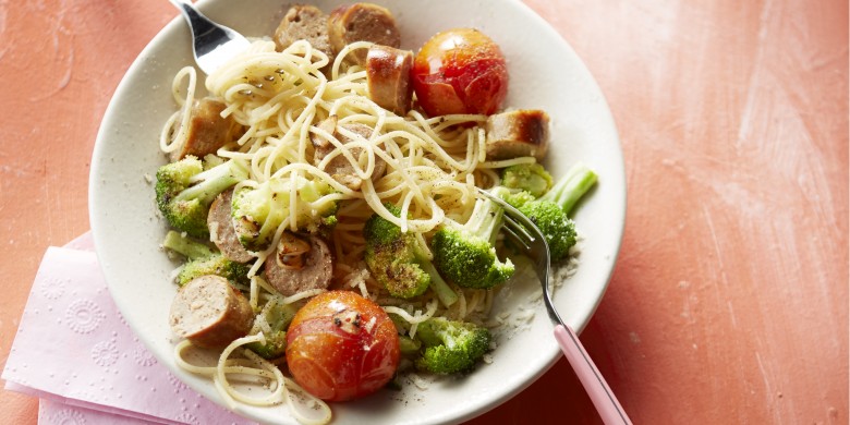 Spaghetti met broccoli, gepofte tomaat en worst