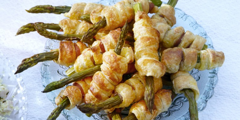 Groene asperges in bladerdeeg