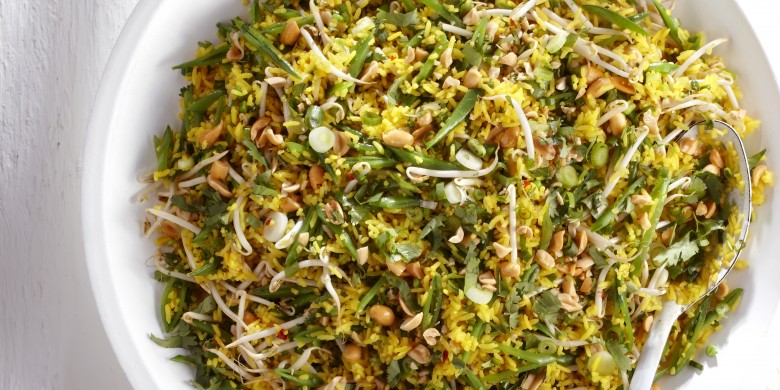 Gele rijstsalade met taugé en pinda’s