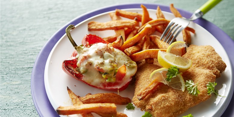 Ovenfriet van zoete aardappel met paprika en kipschnitzel