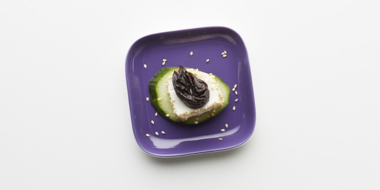 Geitenkaas met sesam en pruneaux