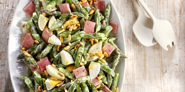 Groene aspergesalade met gekookt ei en ham