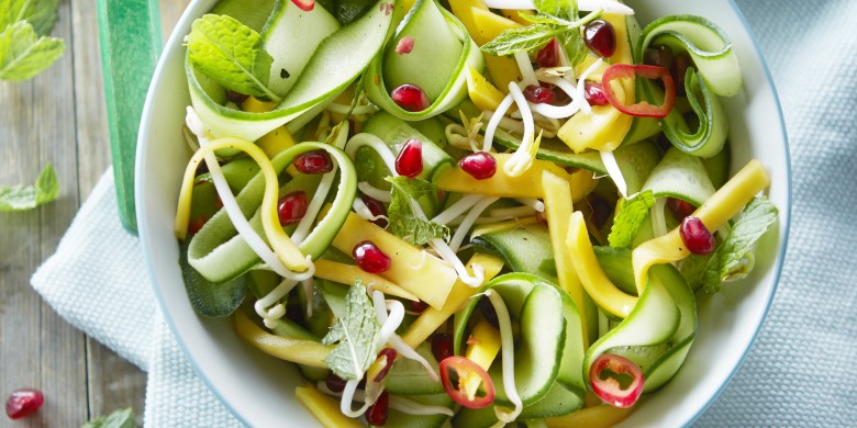 Komkommersalade met mango en granaatappel