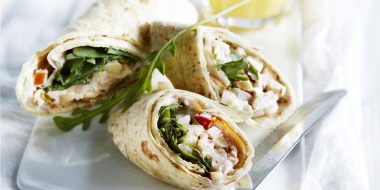 Knapperige wrap met romige gerookte-kipsalade