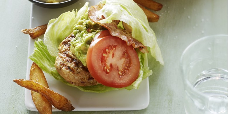 Kipburger met spek en guacamole