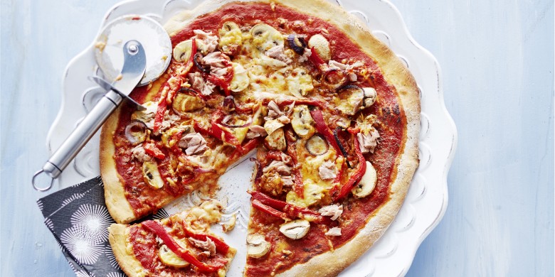 Pizza met tonijn, paddenstoelen en mozzarella